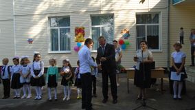 Глава района вручает грамоты